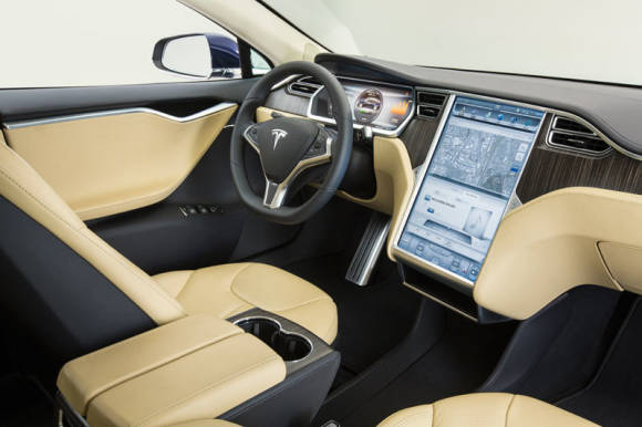 Das Cockpit des Tesla: Ins Auge sticht das 17-Zoll-Display, das als Kommandozentrale dient