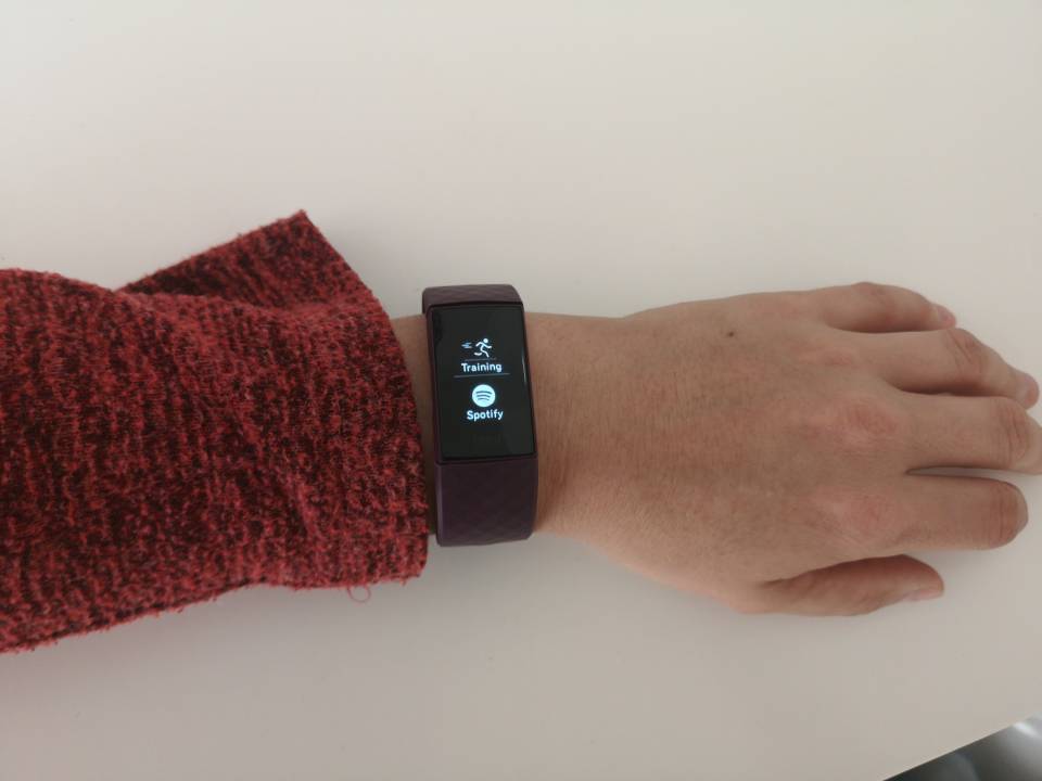 fitbit spotify charge 4