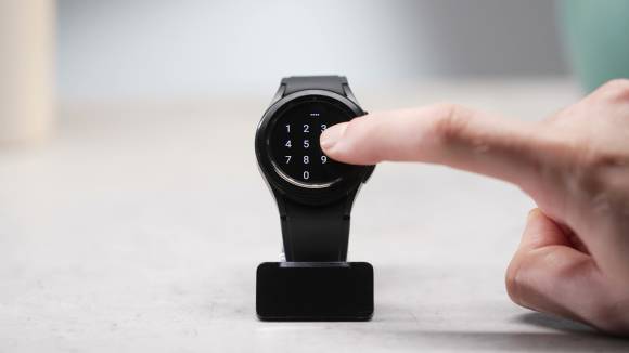 Auf einer Samsung Galaxy Watch wird ein Entsperrcode eingetippt